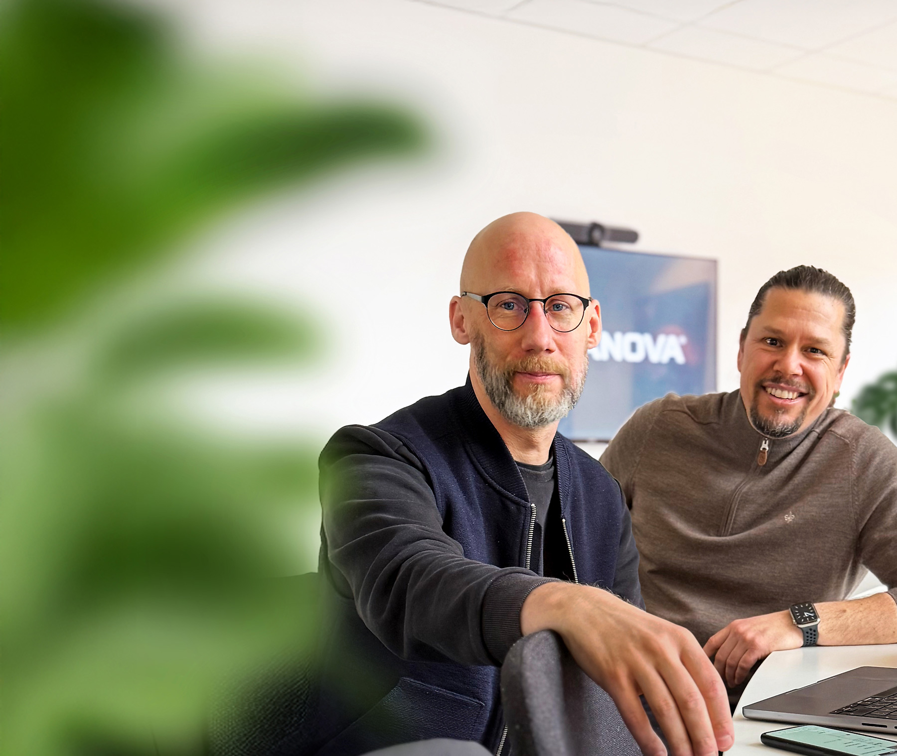 Marc och David i konferensrummet inför en demo